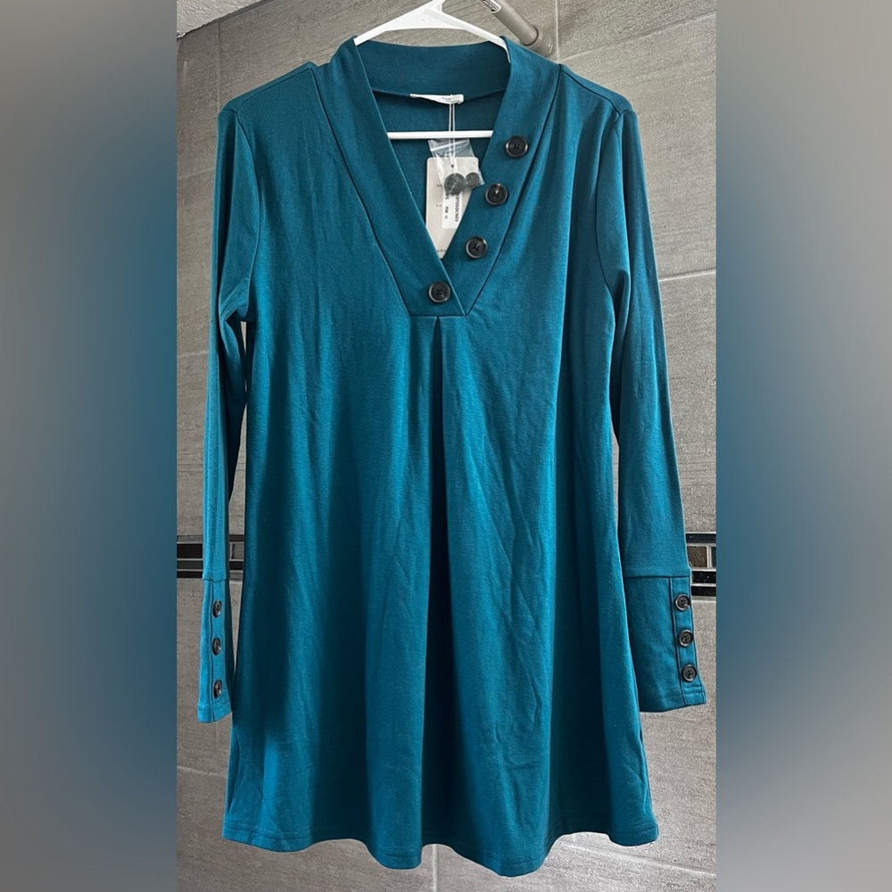 Messic women’s medium long sleeve top. New with tags!